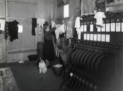 163682 Interieur van het seinhuis bij het N.S.-station Breukelen te Breukelen, met de vrouw van de seinhuiswachter die ...